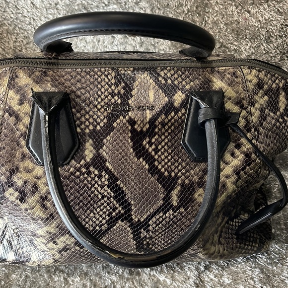 GUC- MICHAEL KORS embossed leather bag - Picture 12 of 15